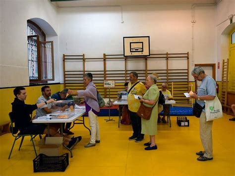 Voters brave the heat as Spain holds election that could make it the latest EU member to veer right